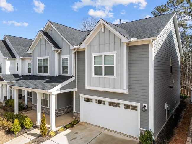 Foto del edificio - Modern 5-Bed, 4-Bath Family Home with Garage & Pool Access – Devon Square