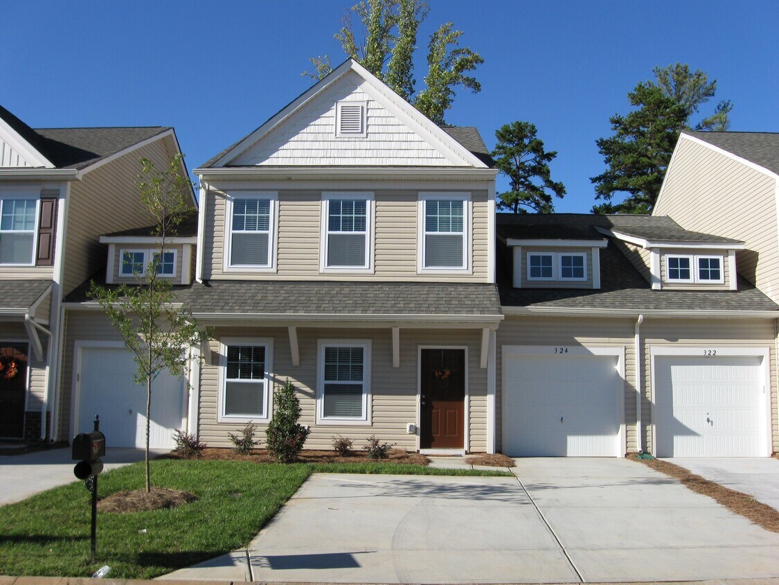 324 Battery Cir, Clover, SC 29710 Townhouse for Rent in Clover, SC