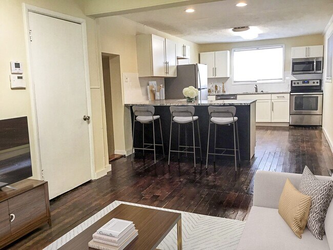 Building Photo - 3 BEDROOMS, 1 FULL BATHROOM + 3 FREE OFF-S...