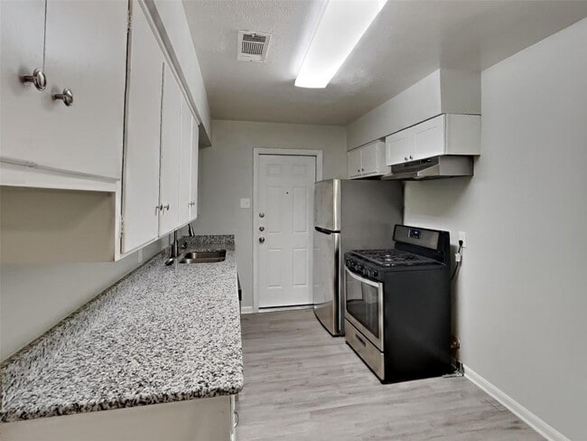 Building Photo - 3 BR/1BA |Single Family Home |  Gated backyard| In Denton