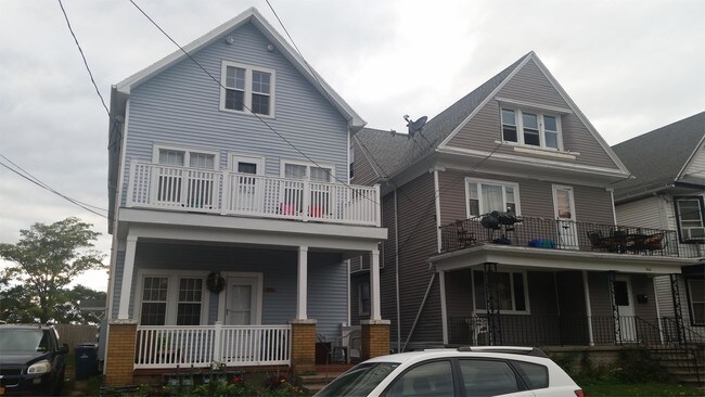 Building Photo - 858 West Ave