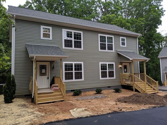 Building Photo - Black Mountain Rental! - Duplex