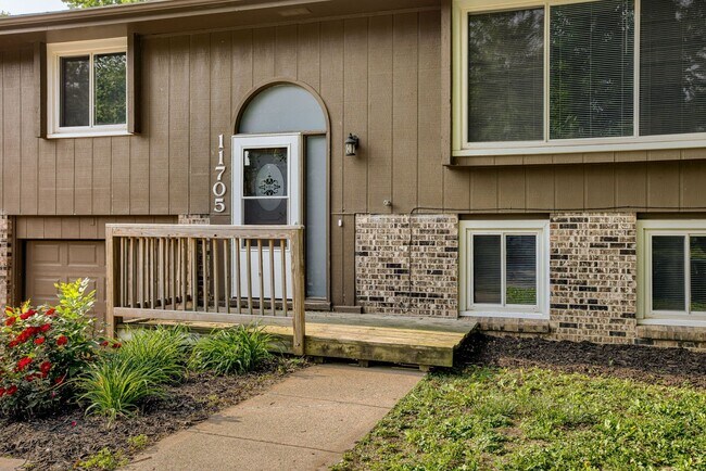 Foto del edificio - Spacious Split Entry with 2-Car Garage & Finished Basement!!