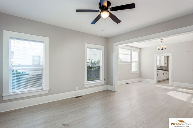 Building Photo - Large Bungalow  in College Hill - **Move in Special - 1/2 off first months rent**