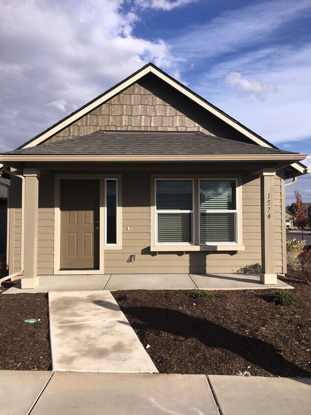 Foto principal - Newer 2 Bedroom / 1 Bath Cottage in SW Red...
