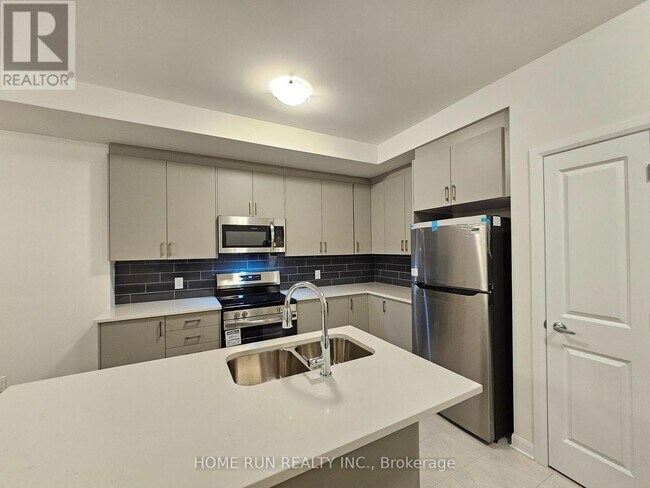 Building Photo - 948 Eileen Vollick Cres