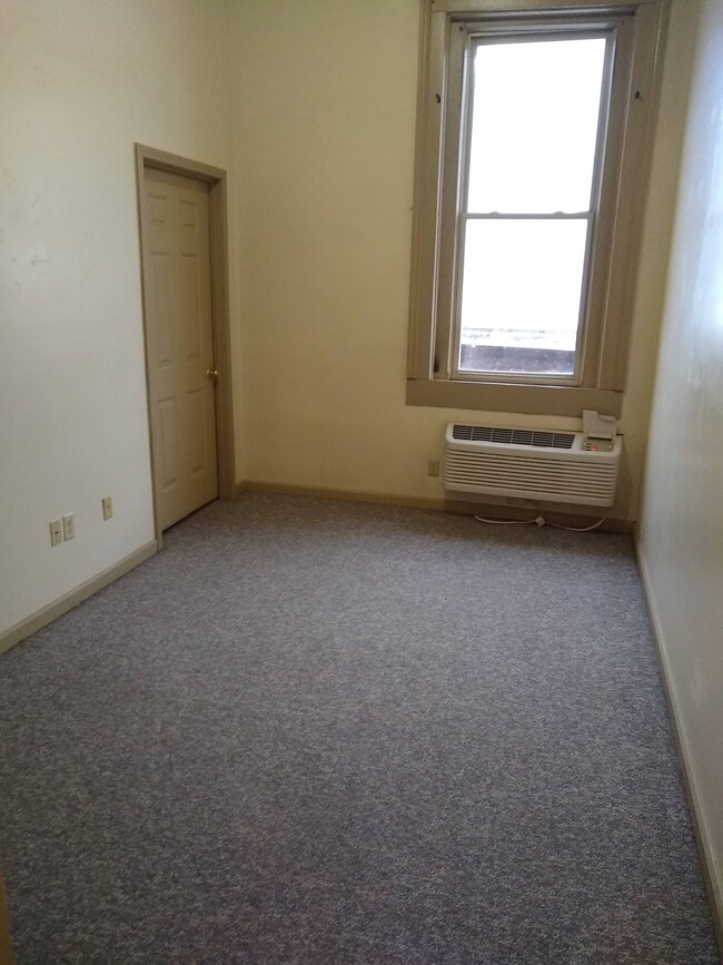 bedroom - 4 S Market St