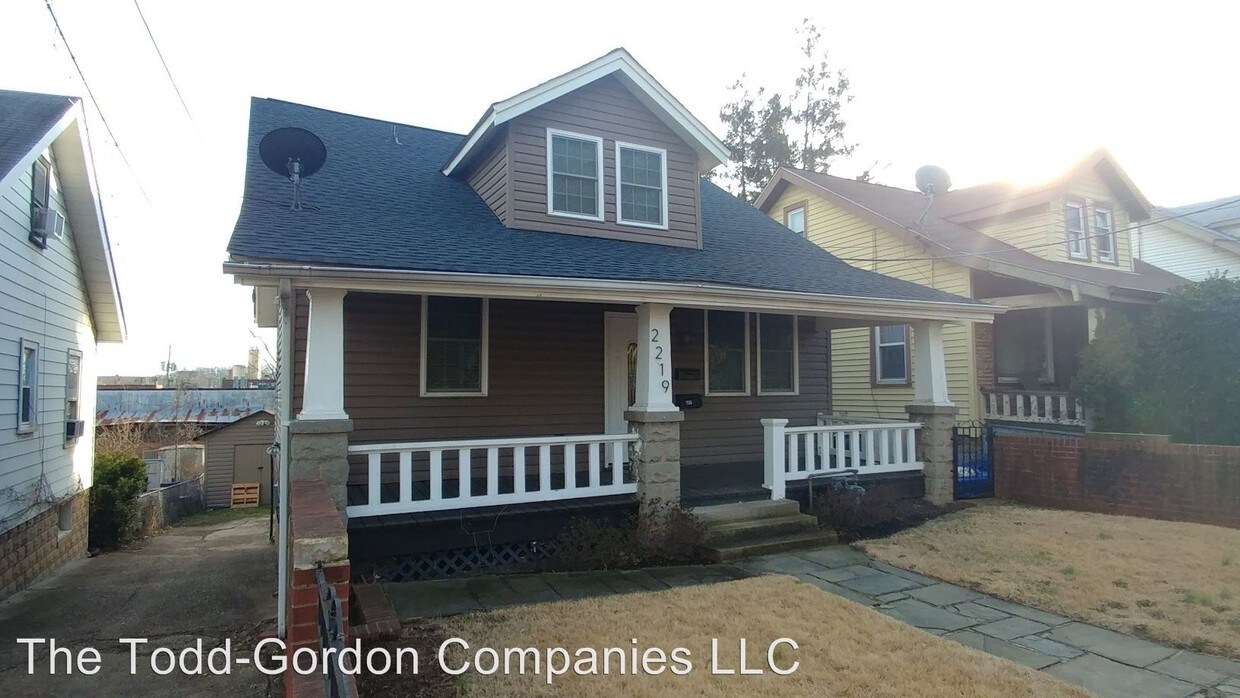 Foto principal - 4 br, 2 bath House - 2219 Douglas Street NE