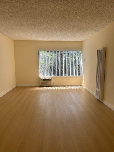 Building Photo - 6310 Hazeltine Ave