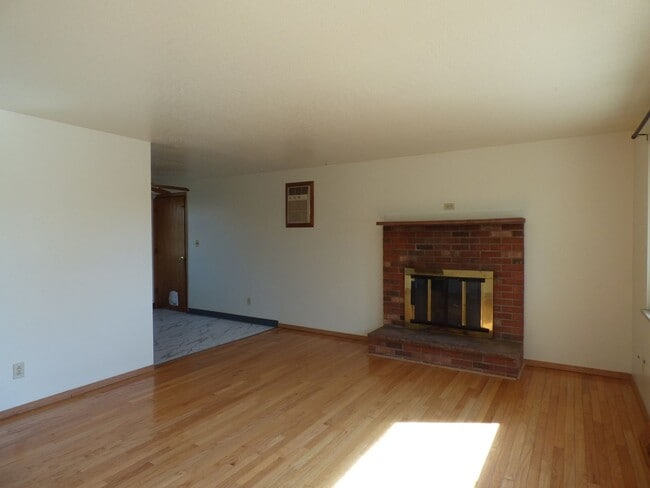 Photo - Adorable 3 bedroom, 1 bath in Longmont Estates, fenced back yard, 2 car garage House