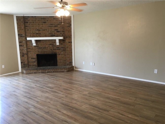 Building Photo - 205 Willow Creek Ln