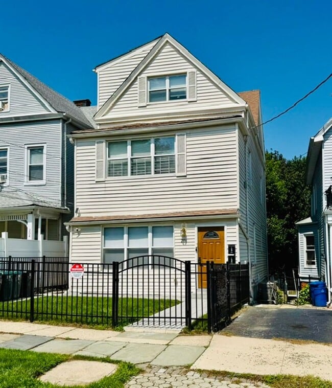 Building Photo - 206 N Terrace Ave