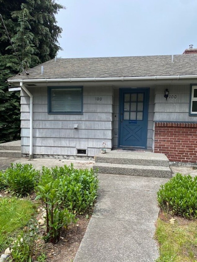 Primary Photo - Cute home on a quiet street. Pets are welc...