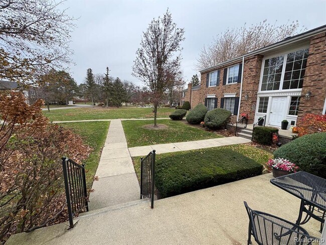 Foto del edificio - 587 E Fox Hills Dr