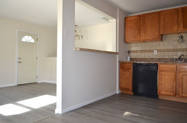 Building Photo - Coming Soon! 2 bed 1 bath in St. Ann