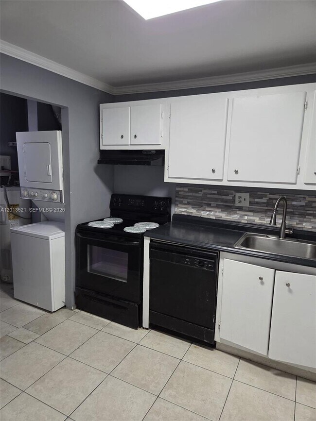 Building Photo - 8040 N Colony Cir