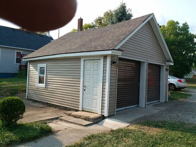 Building Photo - 2 Bedroom 1 Bath w/ Garage