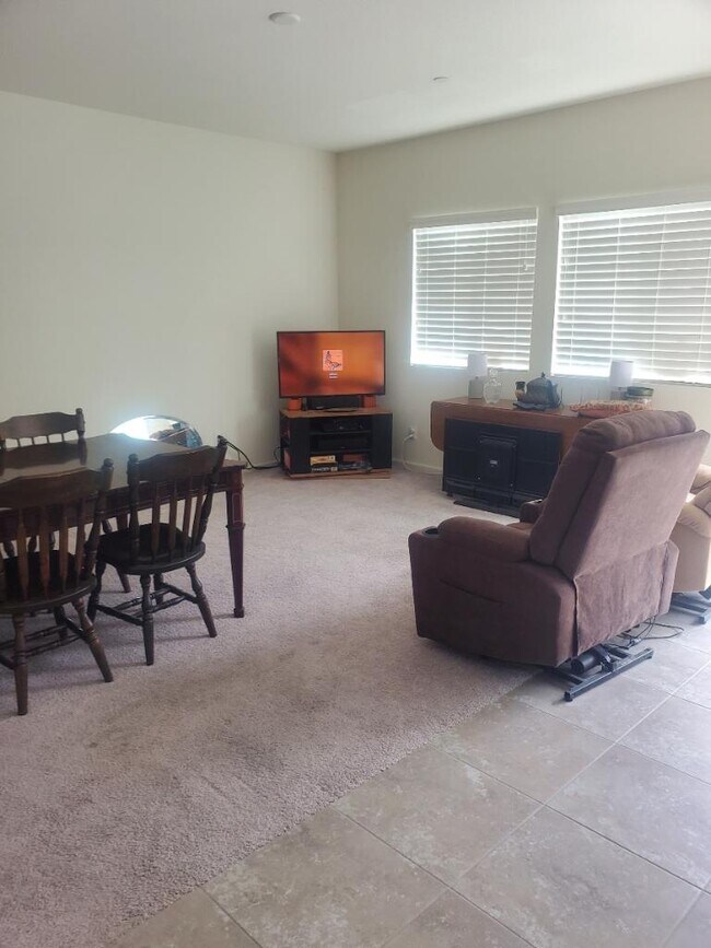 Foto del edificio - 4569 Golden Alder St
