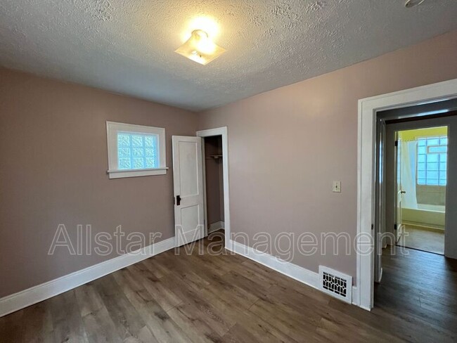 Building Photo - 3043 W 116th St