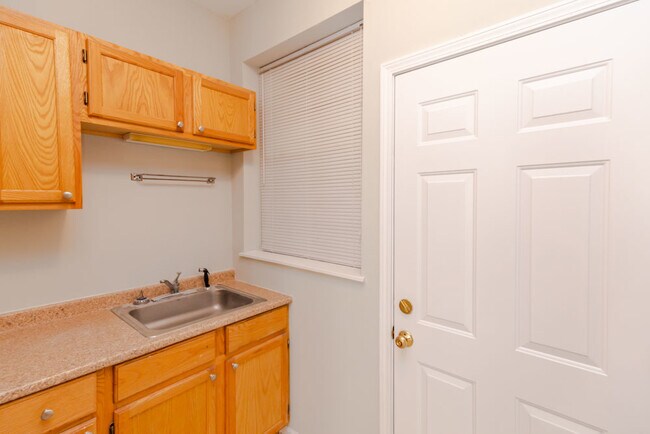 Foto del edificio - 429 E Oakwood Blvd