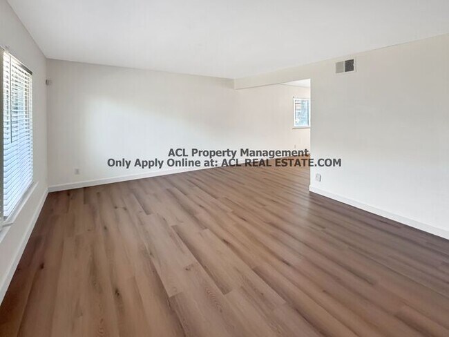 Foto del edificio - Spacious & Upgraded 4-Bedroom Townhouse in North Fremont!