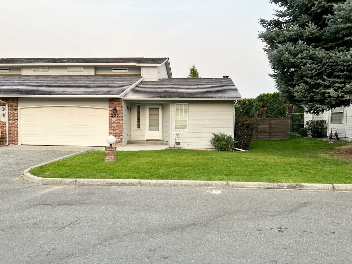 205 /207 Danawood Dr, Wenatchee, WA 98801 Townhome Rentals in