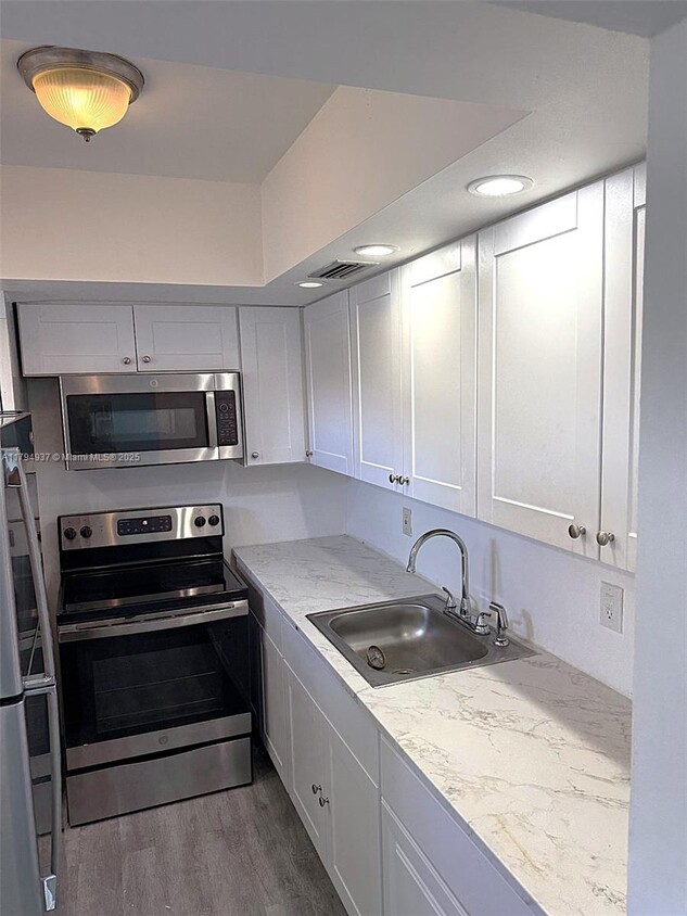 Foto principal - 2940 NE 203rd St
