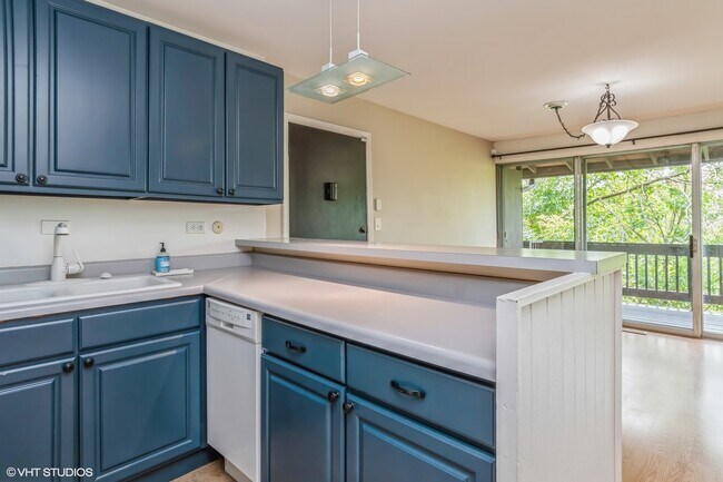 Building Photo - 5540 E Lake Dr