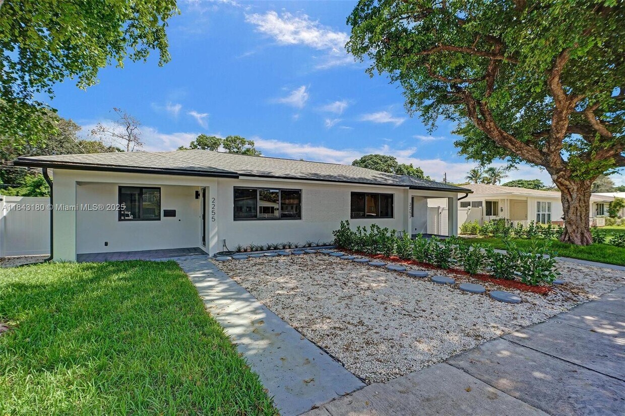 Foto principal - 2255 NE 173rd St