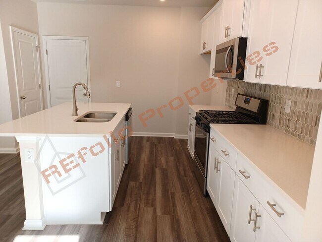 Building Photo - Modern 3 Bedroom 2-Car Garage House with L...