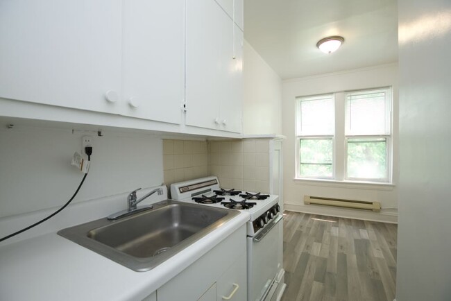 Building Photo - 4634 N Paulina St