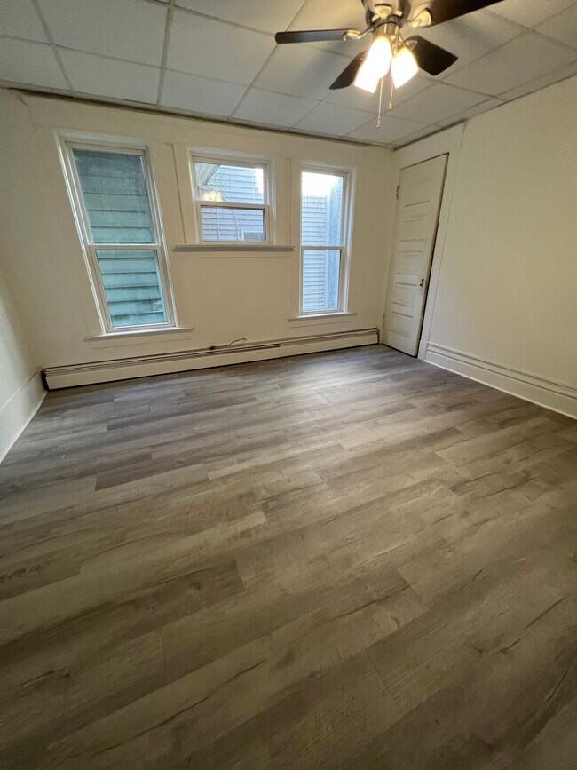 Foto del edificio - 349 W 8th St