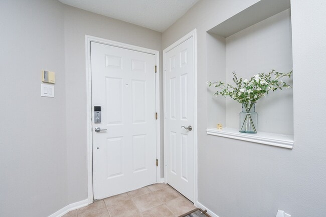 Foto del edificio - 8051 Bay Branch Dr