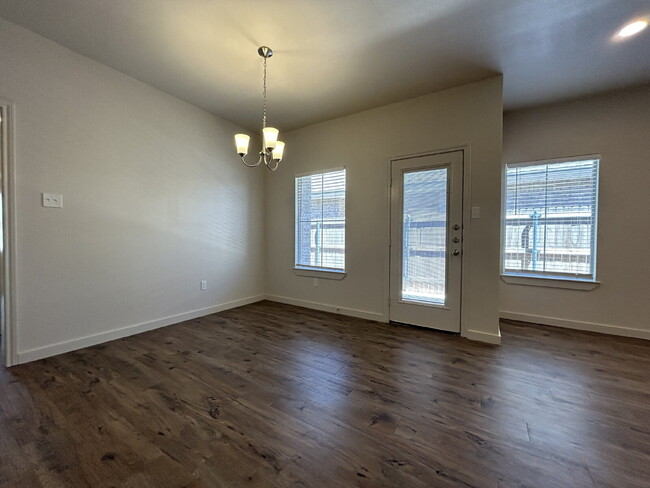 Building Photo - Beautiful 3/2 Located Directly East Of Coo...