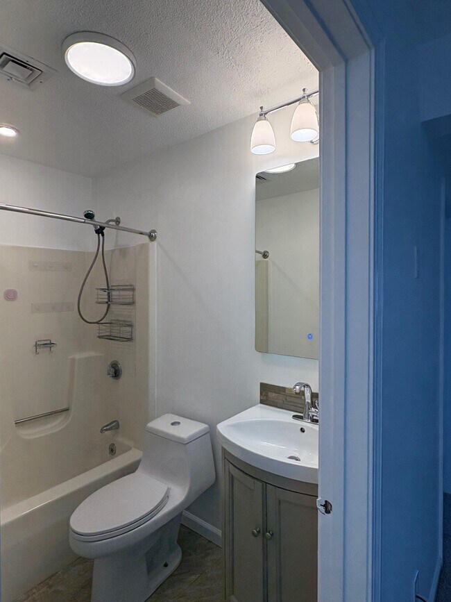 Baño reformado - 1240 Whitney Ave