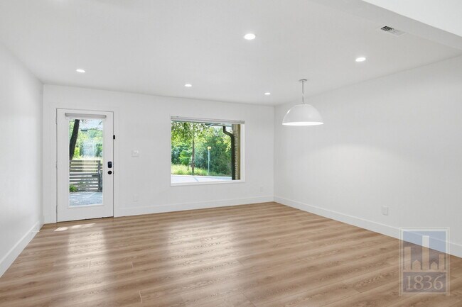 Foto del edificio - 2703 Burleson Rd