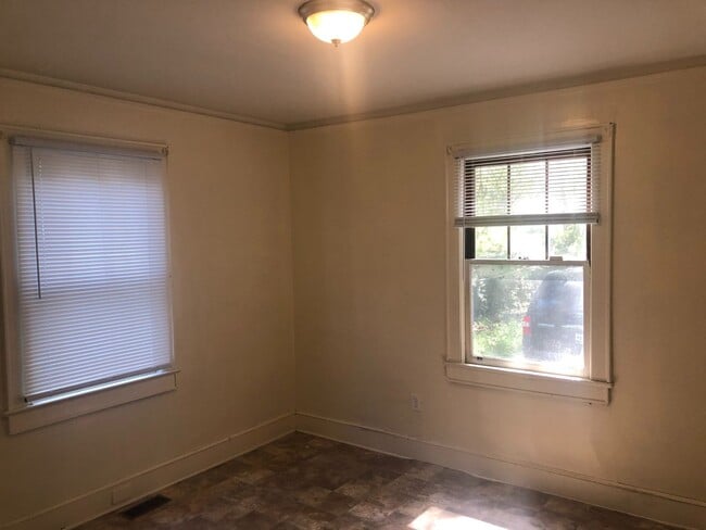 Building Photo - Charming Ranch