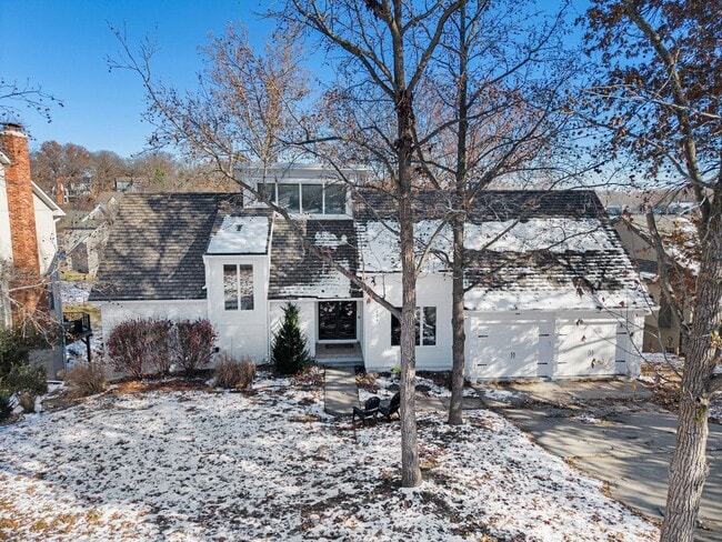 Building Photo - Renovated Lakefront 5 Bedroom Home with 2 Garages!