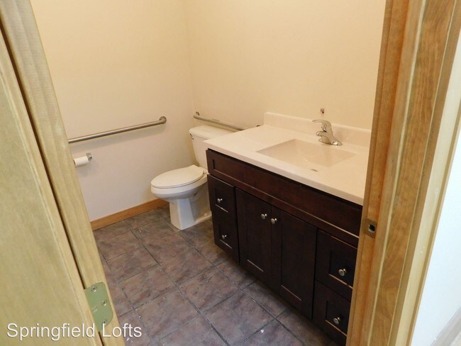 Building Photo - 1021 E Walnut St