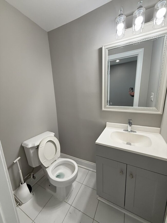 Foto del edificio - Fully Renovated 2BR Home w/ Fenced Yard & ...