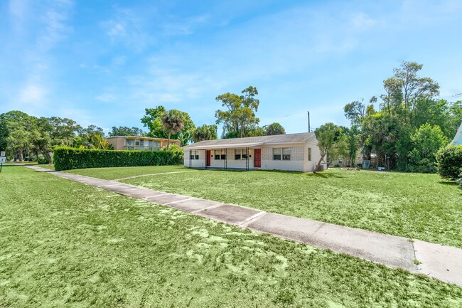 Building Photo - Downtown Vero Location - 2/1 Duplex