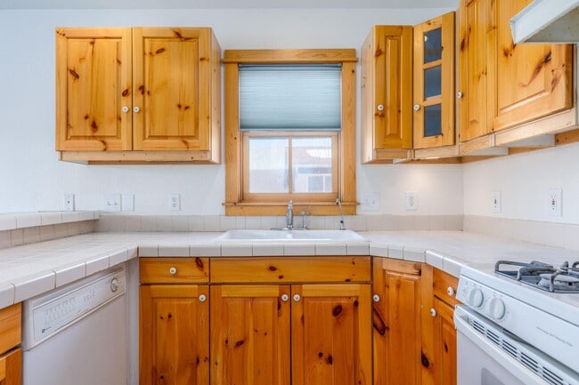 Building Photo - Refreshed Park Ave. Duplex with Historic O...