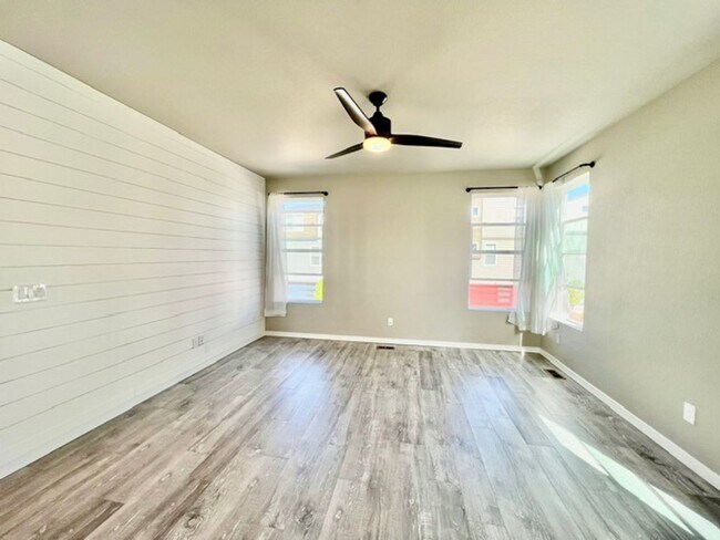 Foto del edificio - Gorgeous 3 Story Home in close to Cottonwo...