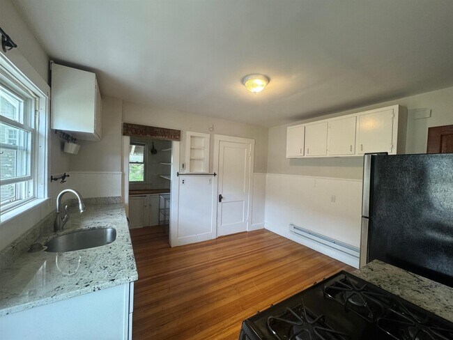 Building Photo - 48 Standish St
