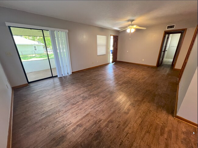 Foto del edificio - 70 Crockett Rd