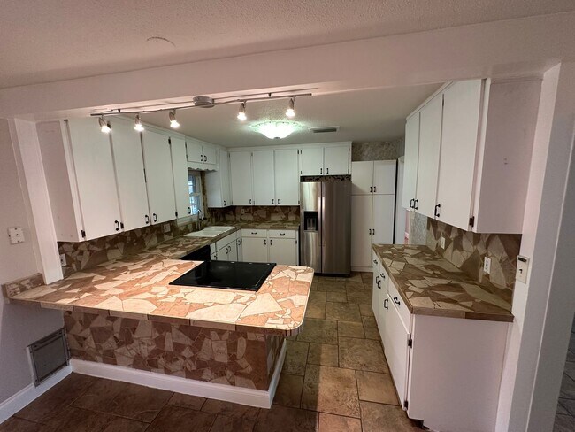 Building Photo - LARGE Winter Park Home For Rent! HUGE Back...