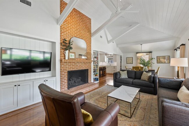 Foto del edificio - 4015 Ascot Ln