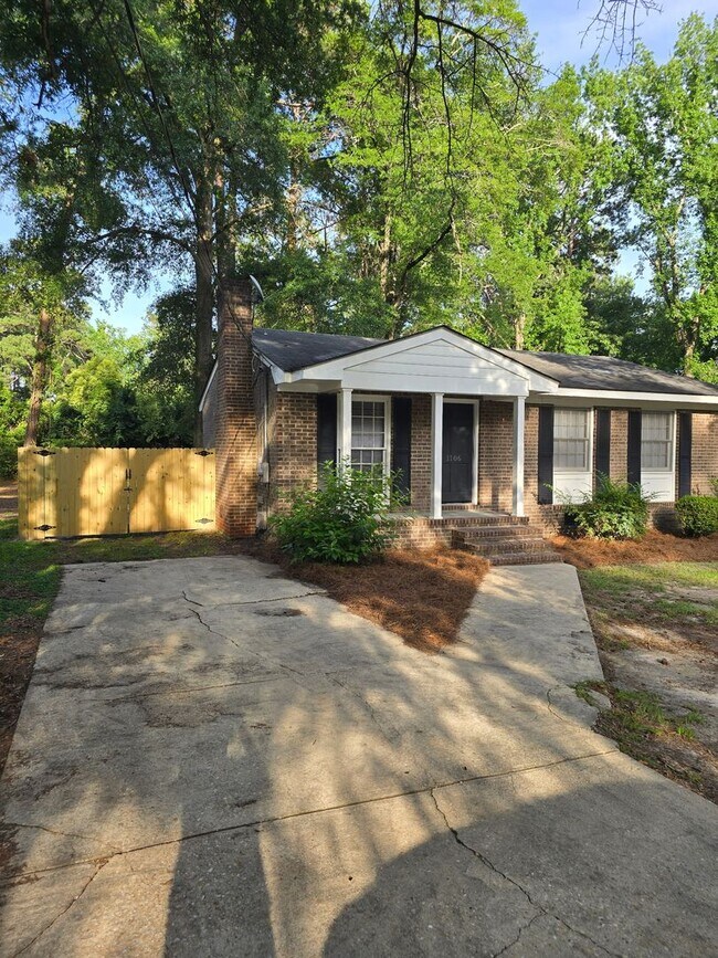 Foto del edificio - Renovated Home 3 bedroom 1.5 bath with new privacy wooden fence