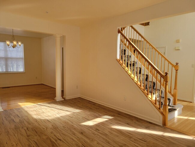 Foto del edificio - Amazing 4 BR/3.5 BA Single-Family Home in ...