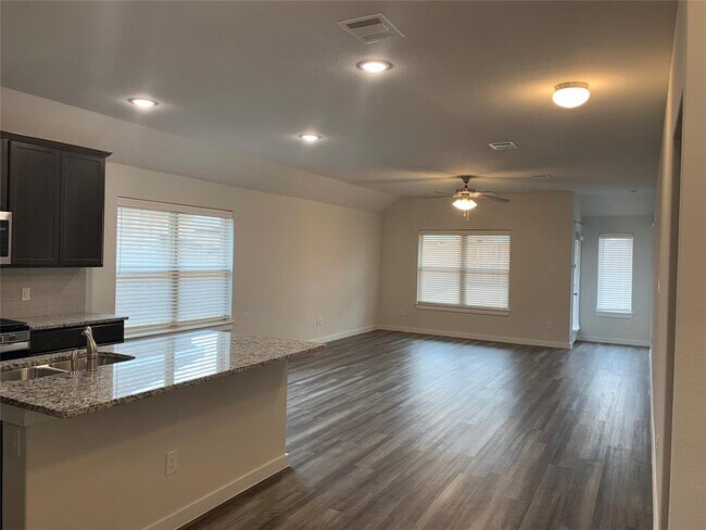 Building Photo - 5015 Flanagan Dr